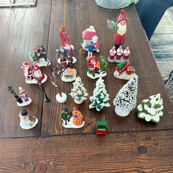 Christmas Village Figurines & Accessories - Picture 1 of 10